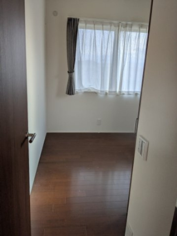 コンパクトで使いやすい洋室です