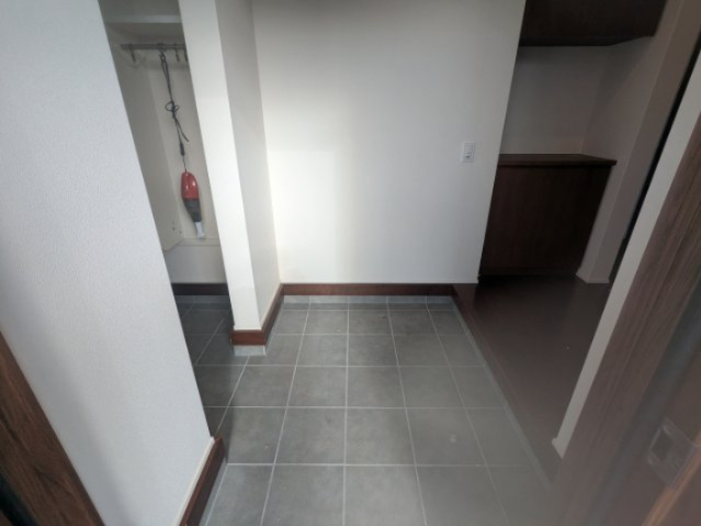 玄関には土間の収納があります。