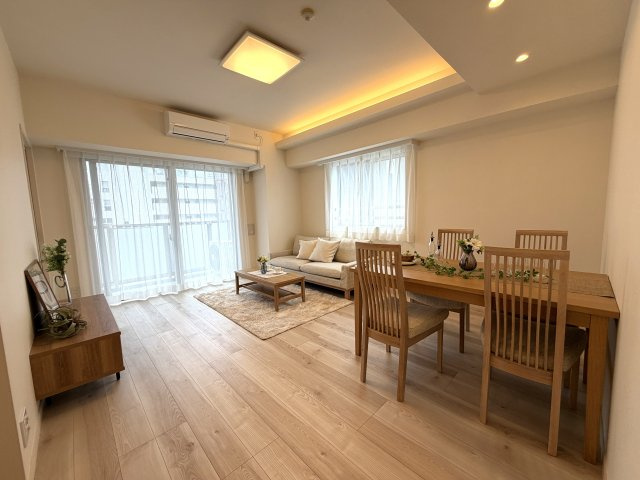 天井のコーブ照明から広がるやわらかな光が、お部屋全体を優しく包み込みます。大きな窓からの採光も心地よく、上質な日常を演出する洗練されたLDKです。