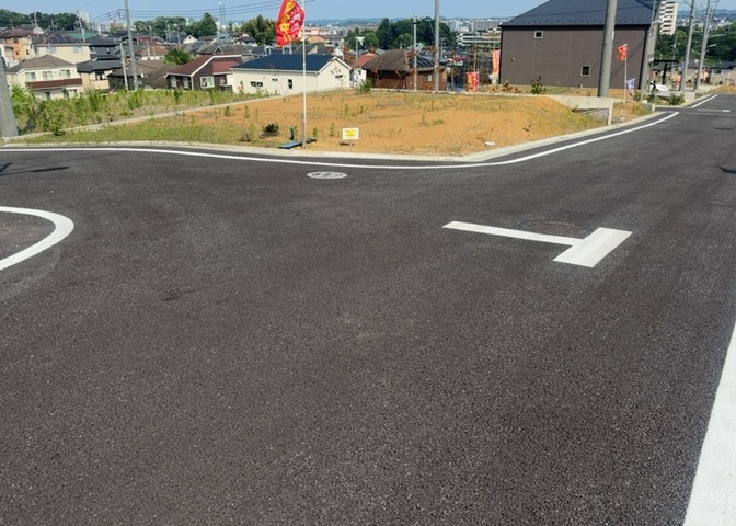 土地の形が極端に長細かったり、狭小地、あるいは道路との高低差がある傾斜地だった場合、後々売ろうとしても買い手がつかない場合もあります。後々、売却することになった時に価値の下がらない土地を選びましょう。