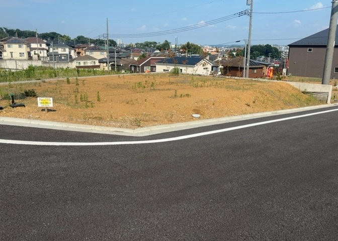 土地の面積＝住宅面積ではありません。建ぺい率の問題などで、土地のある場所によって住宅を建てられる面積は限られています。高さもしかり、「土地」という言葉の中には、建築条件も含まれると考えておきましょう。