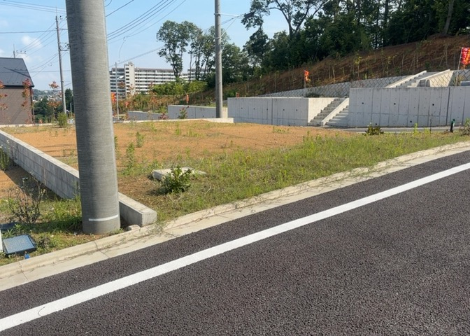 現地に行くなら、物件の周囲の地形がどうなっているかを見ることも大切です。周辺より低くなっている土地では、大雨などで水が集まりやすいため、地盤が弱くなっているということも考えられるため、注意が必要です。