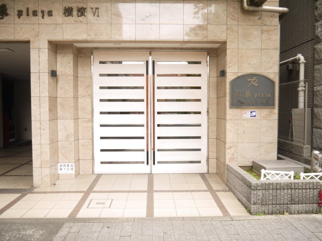重厚感溢れるエントランスは、マンションの優雅さを示す特徴でもあります。