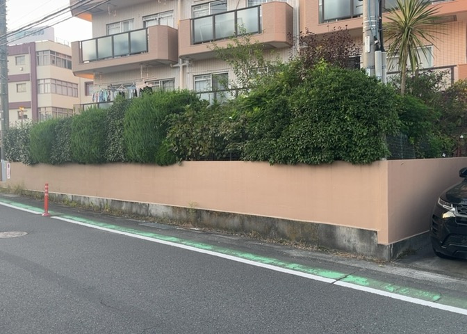 物件によっては、入居者が個人的に使用できる専用庭がついているものもあります。また、住宅の中にある土間の部分を庭と呼ぶこともあります。庭の用途は住む人によって変わり、それによってデザインもさまざまです。