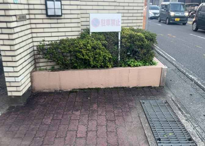 中庭（パティオ）とは、一つの建築物の内部に設けられた、壁などで囲われている庭のことを指します。コの字型、ロの字型が主流ですが、L字型の中庭もあります。最近では、インテリア性の高さからも人気があります。
