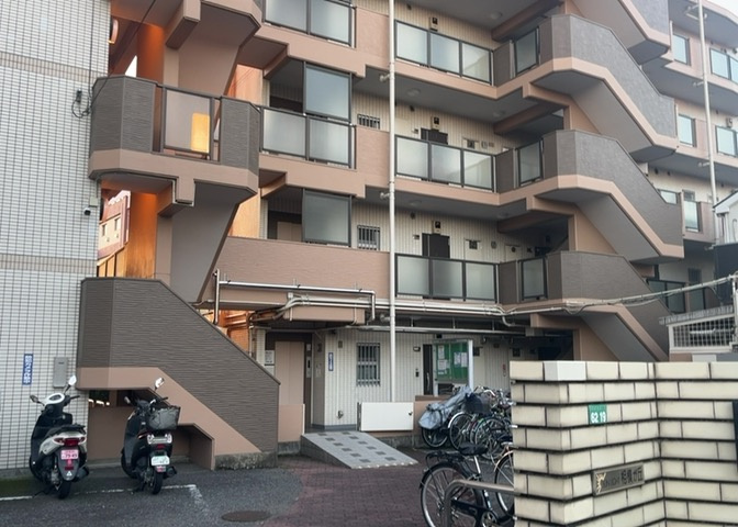 ラウンジは、マンションの共用スペースに椅子やテーブルなどを配置した利用者が寛げる空間です。屋内型ラウンジと屋外型ラウンジがあります。共用部分の管理状況と合わせて、詳細については現地でご確認ください。