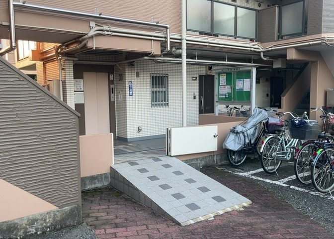 受付はマンションコンシェルジュがいる場合もあれば、管理人が滞在する小部屋を総称して呼ぶことがあります。主にエントランスに設置されていることから、防犯面でも期待ができます。防犯設備がない場合はより安心！