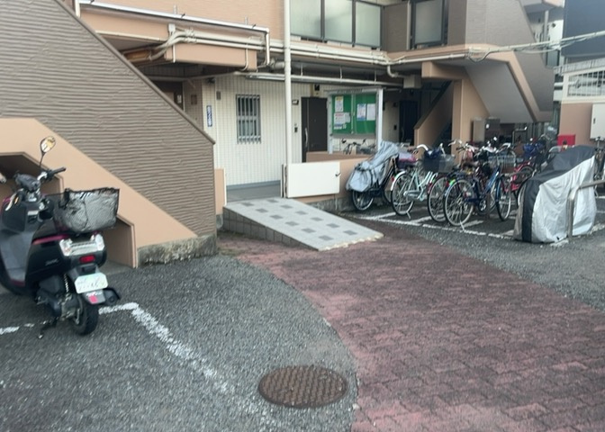 ロビーというと、エントランスと何がちがうの？と思いますよね。実はロビーとエントランスには明確な決まりはありません。物件によっては、エントランスを入って広がるある程度の広さのある空間がロビーとなります。