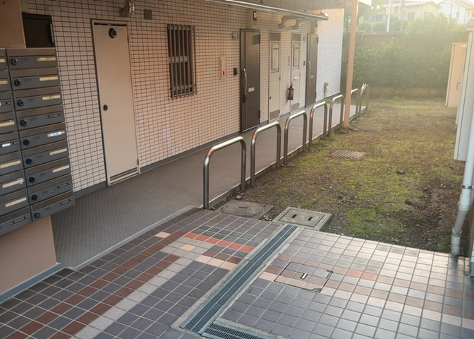 共用部分は、一棟の建物に住む区分所有者全員が共同で所有するとし、共用部分の管理、補修などは、区分所有者で形成される管理組合が行います。個人の判断で勝手に変更することはできませんので覚えておきましょう。