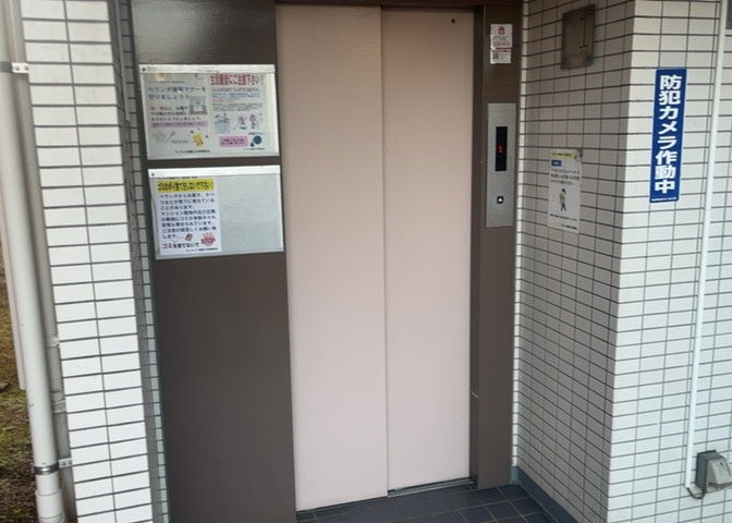 共有部分は、住民なら誰もが使える設備のこと。例えば駐車場やエレベーター、インターネット設備、セキュリティ設備などがあります。他にも、マンションの廊下・外部階段やエントランス・ゴミ置き場などがあります。