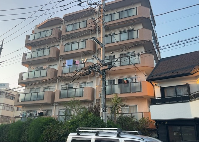 眺望の良さを楽しめるダイニングキッチンで家族団らんの時間を過ごしてはいかがでしょうか。バルコニーから見える景色を家族で眺める時間は、時間が経つのを忘れてしまいそうですね。是非、現地を見に行きましょう！