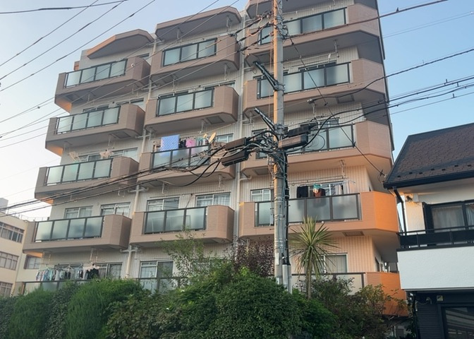 ＲＣ造、Reinforced　Concreteは直訳すると補強されたコンクリートです。主に柱や梁・床・壁が鉄筋とコンクリートで構成おり、鉄筋を組んだ型枠にコンクリートを流し込んで固めたものを指します。