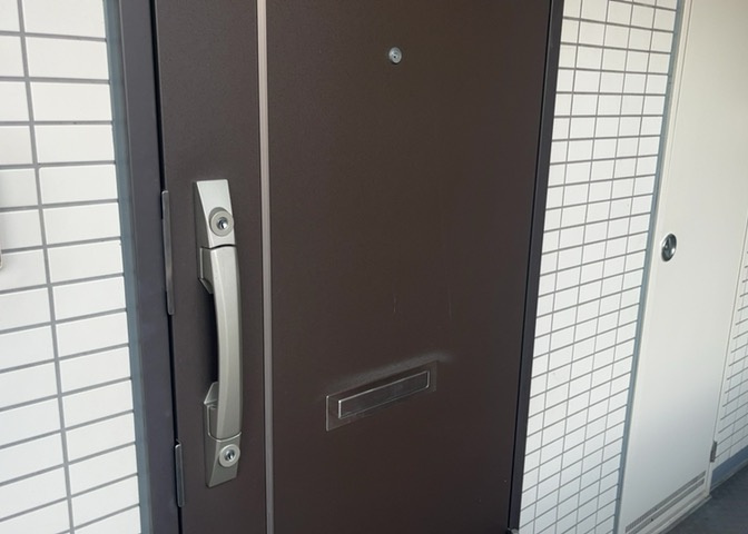 玄関は家の顔でもあり、家族以外の目にも止まる場所です。玄関は外との間を仕切る扉、靴などをしまっておく収納スペース、靴脱ぎのたたきスペース、来客とのやり取りをするドアホンなど複数のアイテムからなります。
