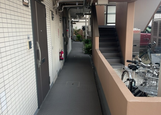 共有部分は、住民なら誰もが使える設備のこと。例えば駐車場やエレベーター、インターネット設備、セキュリティ設備などがあります。他にも、マンションの廊下・外部階段やエントランス・ゴミ置き場などがあります。