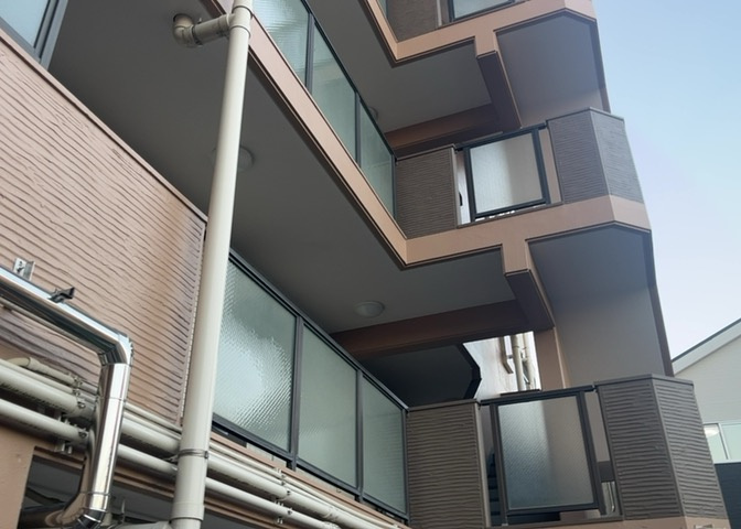 共用部分は、一棟の建物に住む区分所有者全員が共同で所有するとし、共用部分の管理、補修などは、区分所有者で形成される管理組合が行います。個人の判断で勝手に変更することはできませんので覚えておきましょう。
