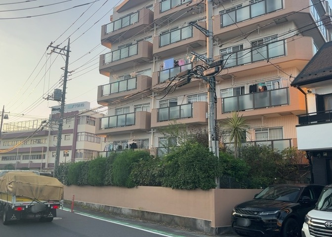 外観はマンション管理がされているかの目安になります。築年数が古いと、壁面は劣化してひび割れが生じることも！建物が古びていても細かいところが修繕されていると、きちんと管理されているなぁと感じるでしょう。