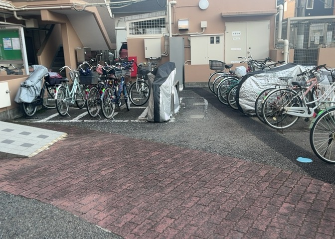 マンションの駐輪場は、事前に空きがあるか確認を取ると安心です。せっかく入居したのに駐輪スペースがない！なんてことになったら大変ですよね。そこで、内見時や購入前にはまず事前に確認しておくと良いでしょう。