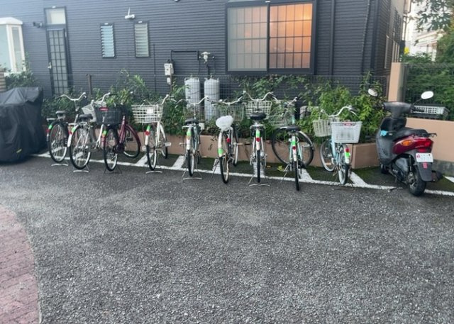 車一台あたりに必要なスペースは、標準サイズの普通自動車で横幅2m50cm、長さ5mは必要になります。ただし、乗降のことも考慮して横幅3m30cm、長さ5m50cmほどは確保できるところを選びましょう。