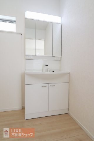 【洗髪洗面化粧台】現地完成写真。ご家族分もたっぷり収納できます！