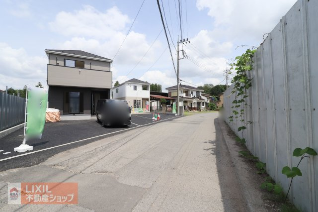 【前面道路】現地完成写真。道幅や駐車など、ご確認ください。