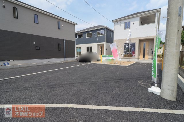 【駐車スペース】現地完成写真。ゆったりとした駐車スペースです。