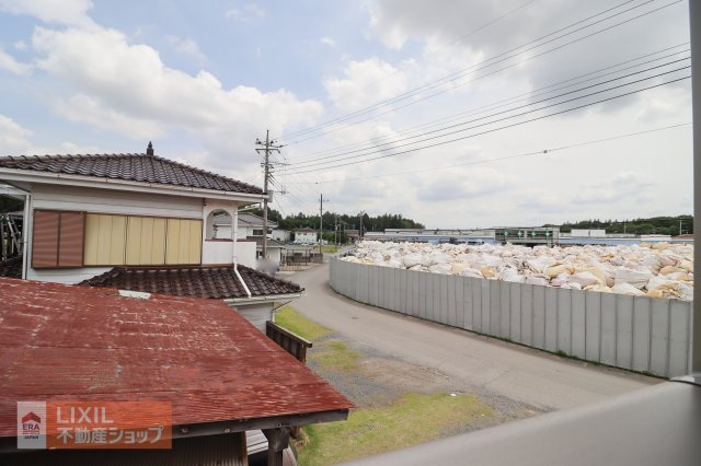 【建物からの眺望】現地完成写真。バルコニーからの景色。十分な間隔が確保されております。