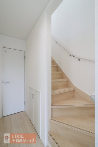 【内装】現地完成写真。階段は手すりもあり妊婦さんからお子様や高齢者も安心です。