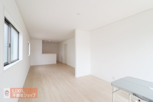 【リビングダイニング】現地完成写真。家族で過ごせるくつろぎの空間