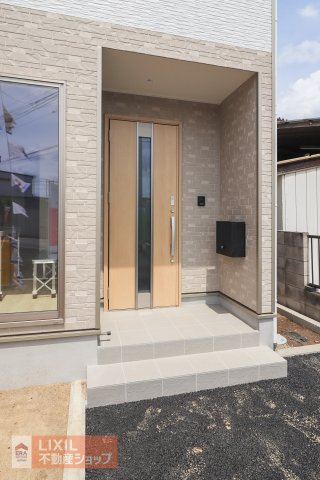 【エントランス】現地完成写真。ゆったりとした玄関。奥行きのあるポーチで雨の日も安心です。