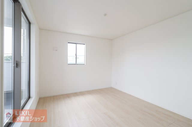 【寝室】現地完成写真。明るい採光の入る主寝室です。