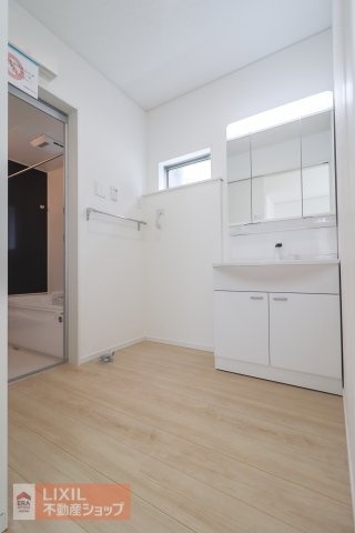 【脱衣所】現地完成写真。洗面脱衣所はゆったりとしたスペースで使いやすいです。