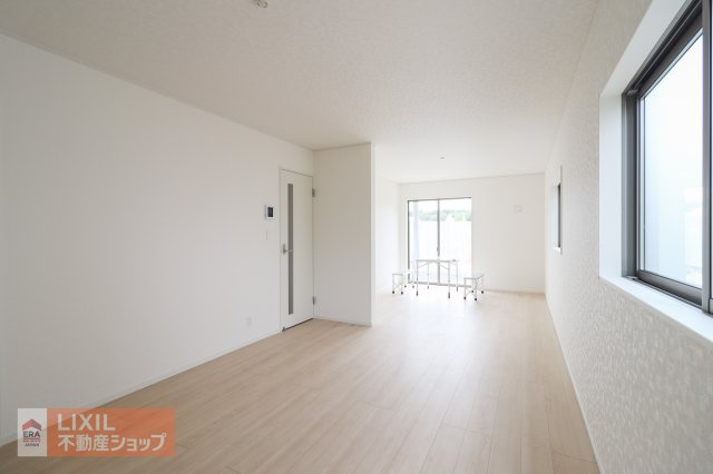 【リビング】現地完成写真。明るい日差しの入るリビングは家族団らんの場所♪