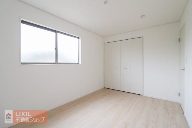【洋室】現地完成写真。陽当たりや通風が心地よい洋室♪