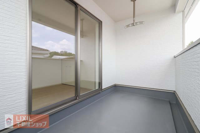 【バルコニー】現地完成写真。広々バルコニーでお布団や洗濯物がたくさん干せます♪