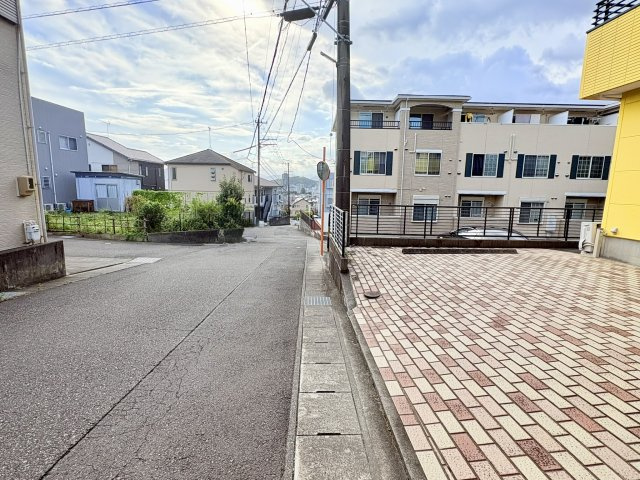 間口は広く、車通りも多くないので安心です。