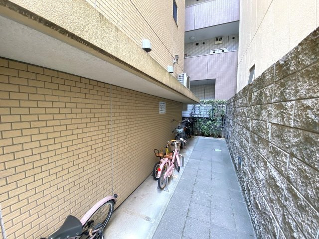 屋根付きで大切な自転車を雨風からしっかり守れる駐輪場エリア。整理整頓が行き届いており、日々の通勤や通学、近隣への買い出しの際もスムーズに出し入れが可能です。