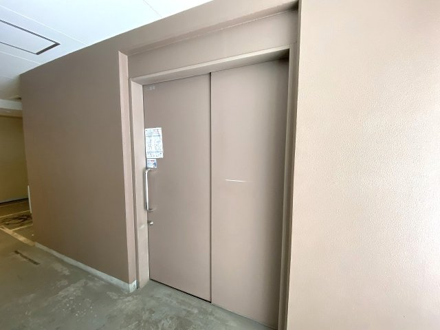 敷地内にしっかりと管理された専用のゴミ置き場を設置。居住者が快適に利用できるよう衛生面にも配慮されており、毎日の生活における利便性をぐっと高めてくれます。