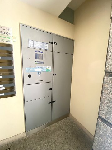 不在時でも24時間荷物の受け取りが可能な便利な宅配ボックスを完備。ネットショッピングの利用が多い方や、お仕事で帰宅が遅くなる際にも大変重宝する嬉しい設備です。
