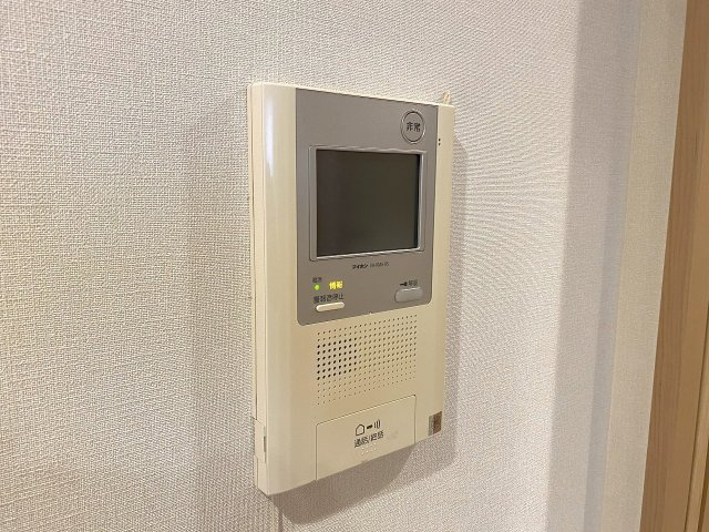 来訪者の姿を室内からしっかり確認できるカラーモニター付きインターホンを設置。防犯性に優れており、お子様のお留守番や女性の一人暮らしでも安心・安全に暮らせます。