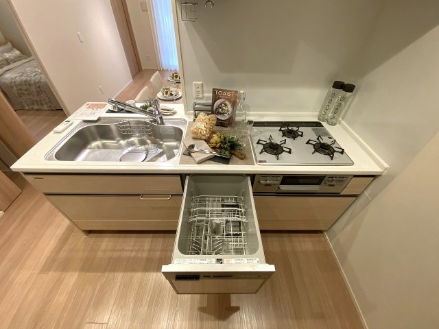 毎日の家事負担を大幅に軽減してくれる便利な食器洗い乾燥機を完備。手洗いよりも節水効果が高く、食後の片付けもスムーズに行えるため、ご家族との団らん時間をゆったり確保できます。