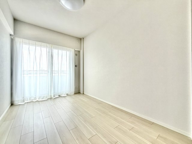 朝日をたくさん浴びることで、身体的にも、精神的にも、軽やかになり健全な身体に近づきます。晴れた日はできるだけ陽射しを浴びる。都市の生き方です。