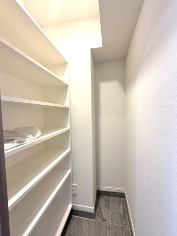 シューズだけでなくコートやバックまでも収納できる大型スペースです。お子さま専用収納のキッズスペースとしても使えます。