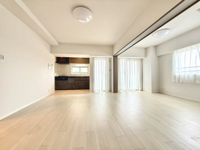 三方向角部屋の為非常に明るいです。　東の光をたっぷり浴びて、気持ちのいい目覚めを体感できます。