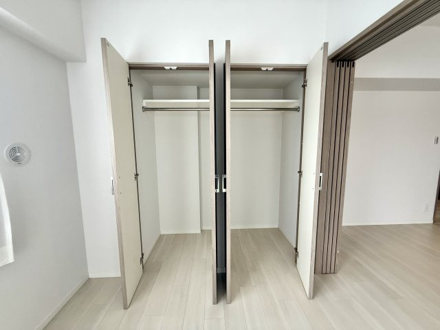 多くの人がお困りの住まいの収納。壁面クローゼットがあればタンスを置く必要がなく、出っ張りのないスッキリ空間を維持できます。限られたスペースを有効に活用できそう。