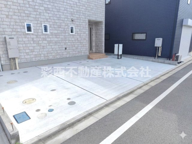 駐車は3台可能（車種による）ポストの部分には軽自動車であれば更に1台可能