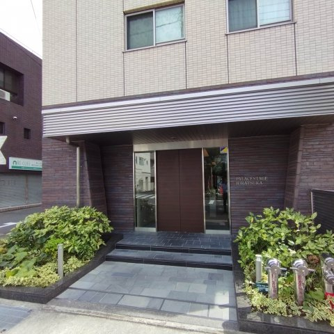 住まいの顔となるエントランスには天然石を敷きつめ、風格と重厚さを表現。