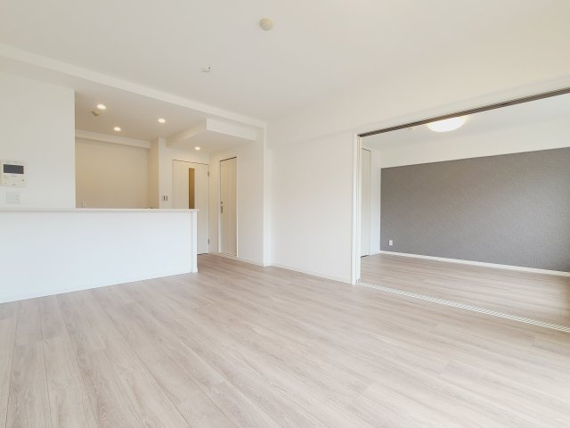〇叶えたかったのは落ち着きのあるナチュラルな風合い。そして開放感があるリビング。優雅な気分に浸れる幸せな時間をこの空間で。