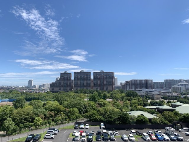 北側のバルコニーから高洲公園の眺めが広がります。