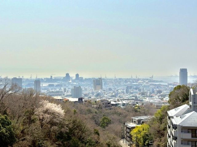 山と海が見られる景色となっております。　閑静な場所でお過ごしいただけます。
