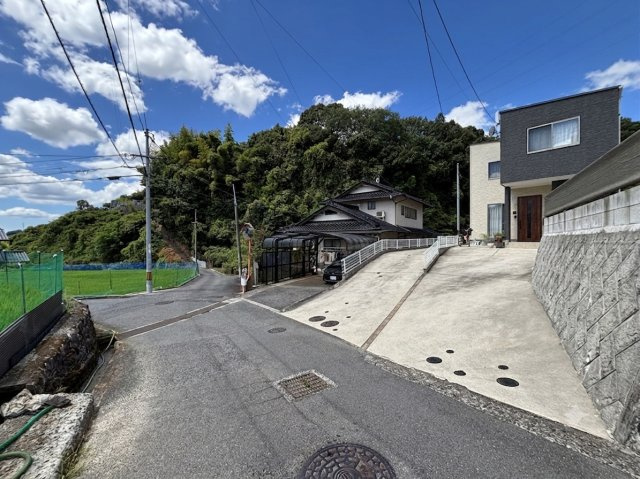 前面道路は交通量が比較的少なく、落ち着いた住環境が魅力です。車の出入りもしやすく、駐車時もゆとりを持って行えます。周辺には自然が多く、閑静な住宅街ならではの穏やかな暮らしを実現できる住環境です。　
